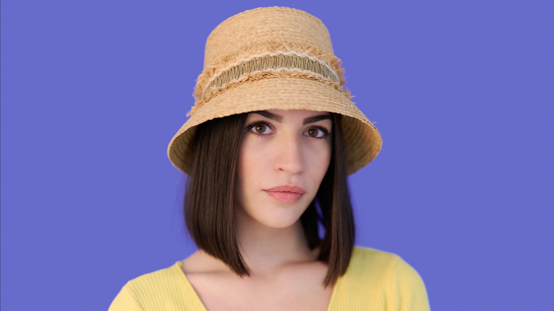 Cappello paglia sfondo glicine collezione estate 2023
