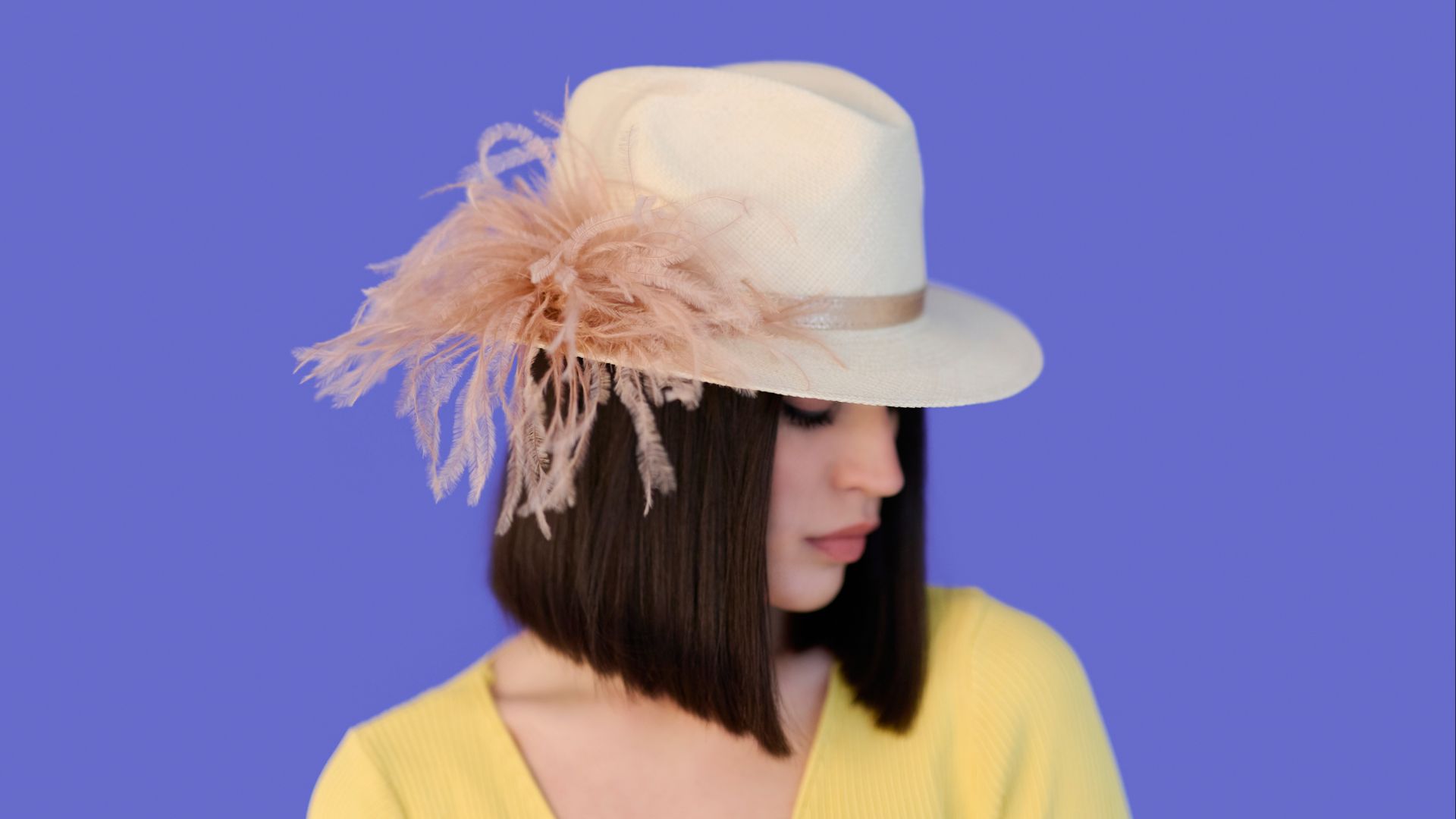 Cappello paglia con fiocco sfondo glicine collezione estate 2023