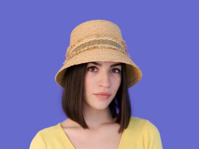 Cappello paglia sfondo glicine collezione estate 2023