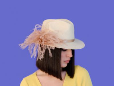 Cappello paglia con fiocco sfondo glicine collezione estate 2023